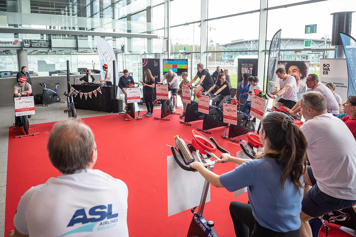 Vélos de spinning installés dans le Terminal pour les 24h vélo du Télévie
