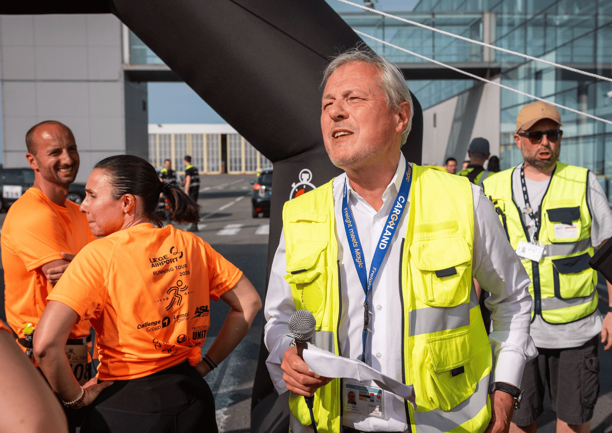Laurent Jossart, CEO de Liege Airport, donne le départ du Liege airport running tour