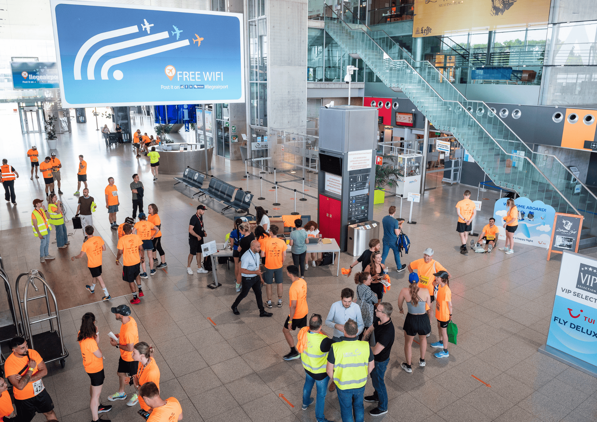 Coureurs rassemblés dans le terminal passagers de liege airport