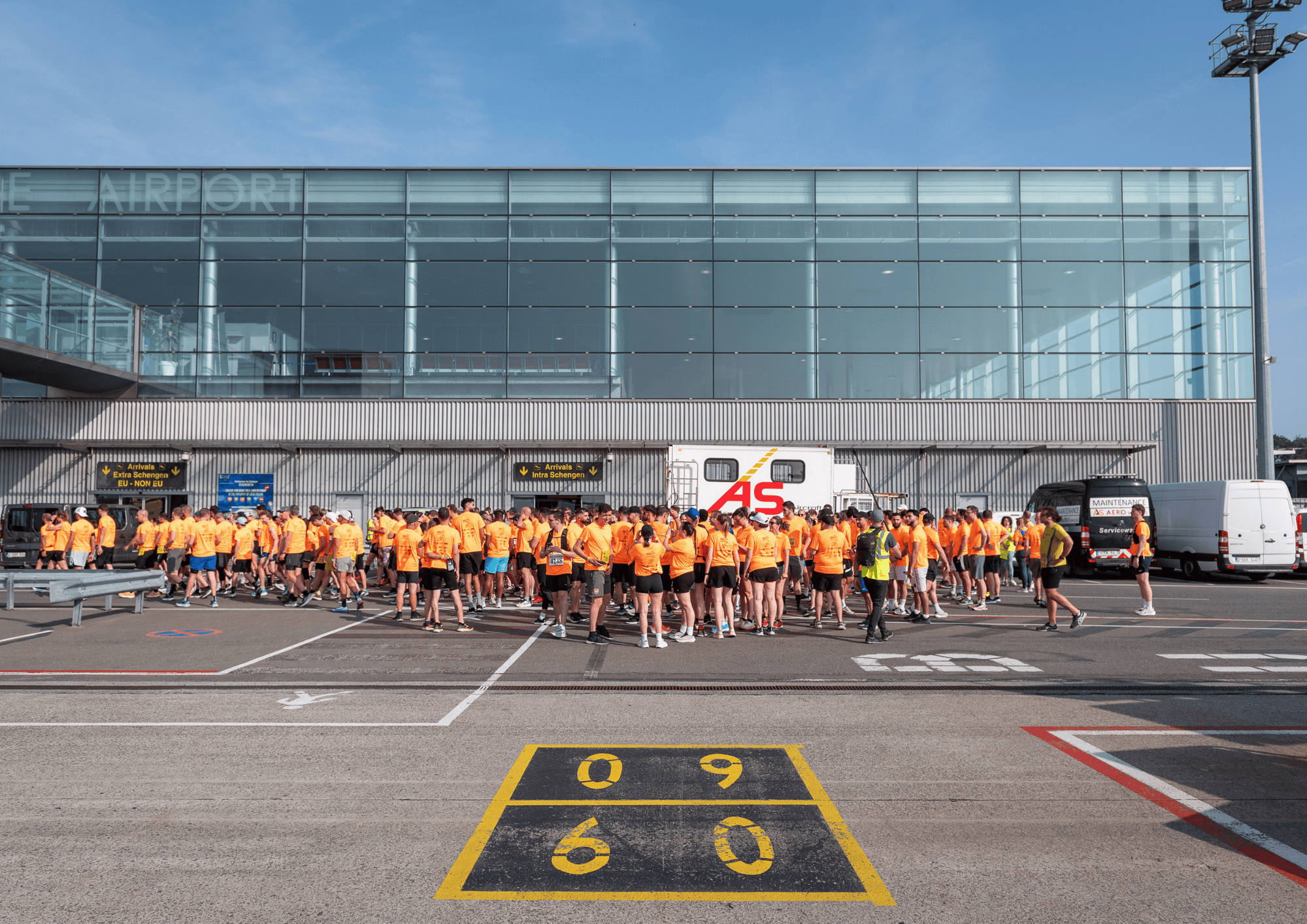 Coureurs rassemblés derrière le terminal passagers