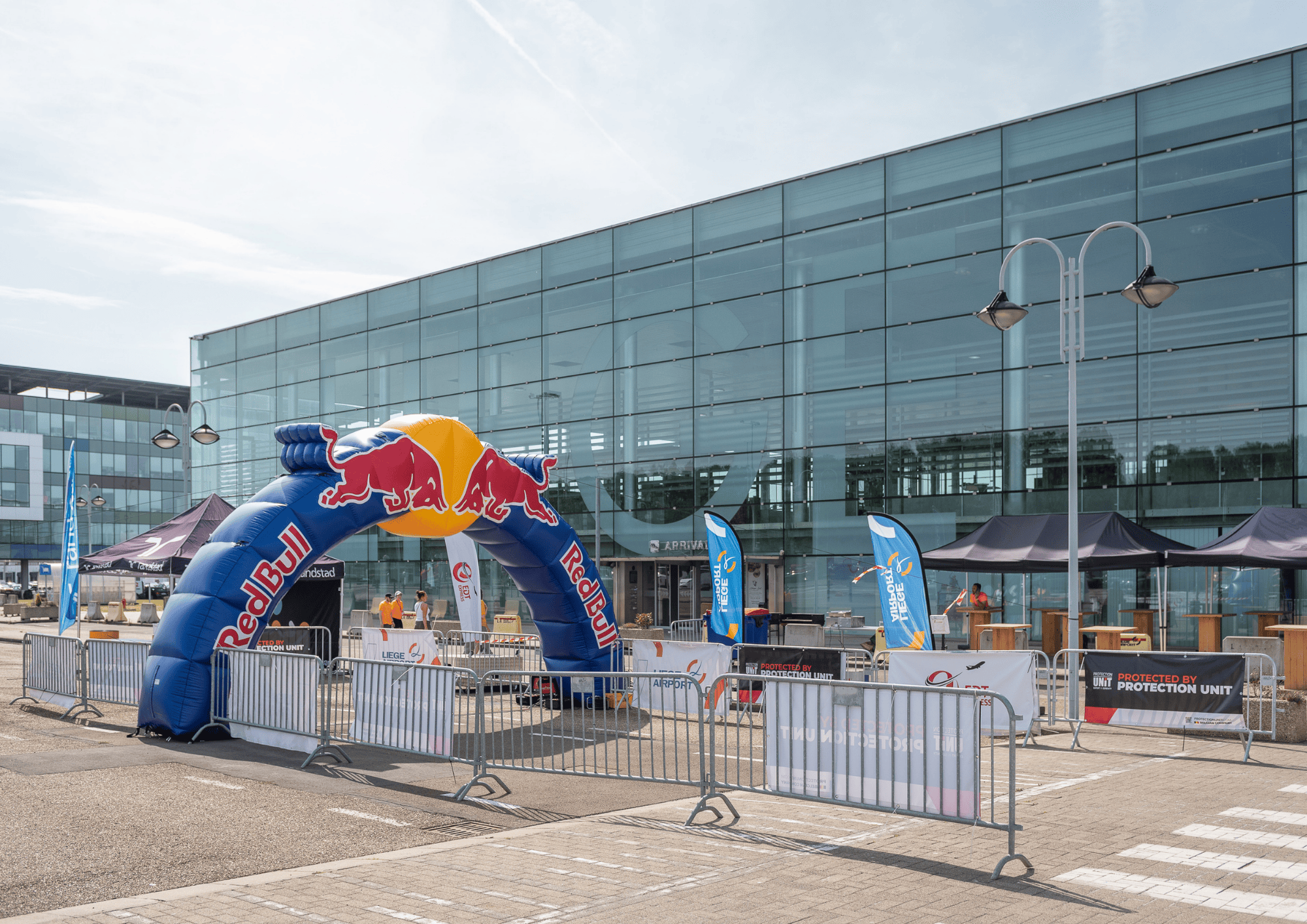 Arche de course installé devant le terminal