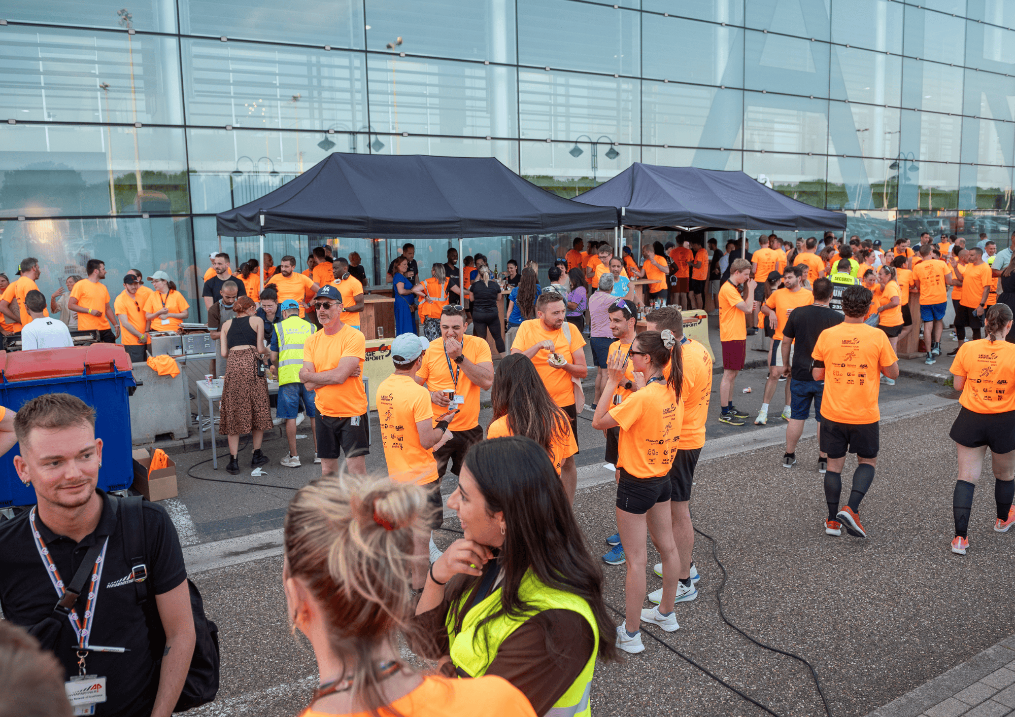 Coureurs devant le terminal de liege airport lors du liege airport running tour
