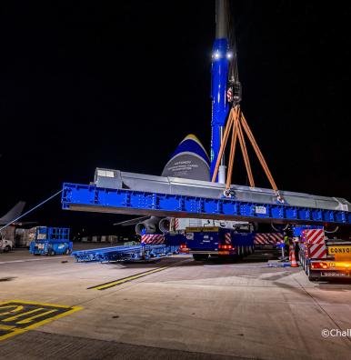Une poutre métallique chargée dans un avion