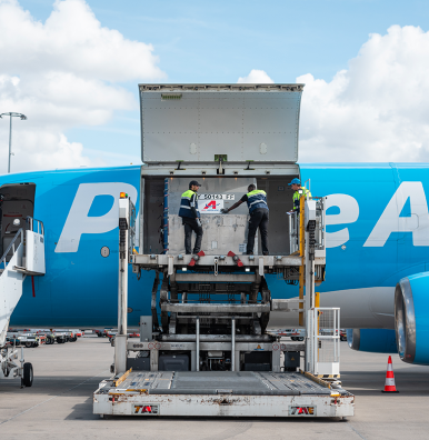 Photo du déchargement d'un avion Prime Air