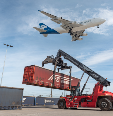 Photo d'un avion survolant un conteneur