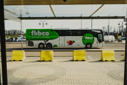 Bus Flibco devant le terminal passagers de Liege Airport