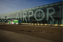 Bus Flibco devant le terminal passagers de Liege Airport